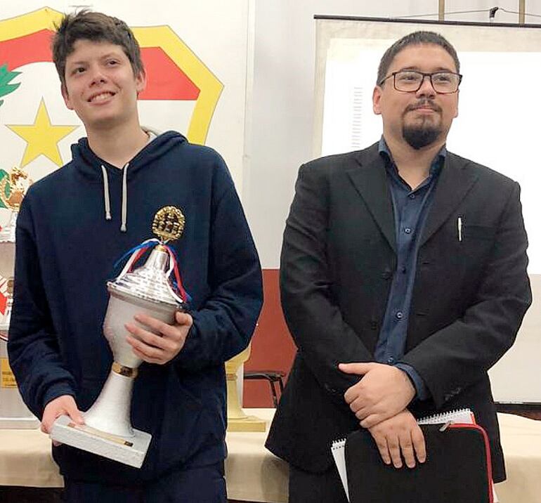 Ángel Montiel, campeón del Torneo Online Sub-16, con su trofeo junto a Eric Riva